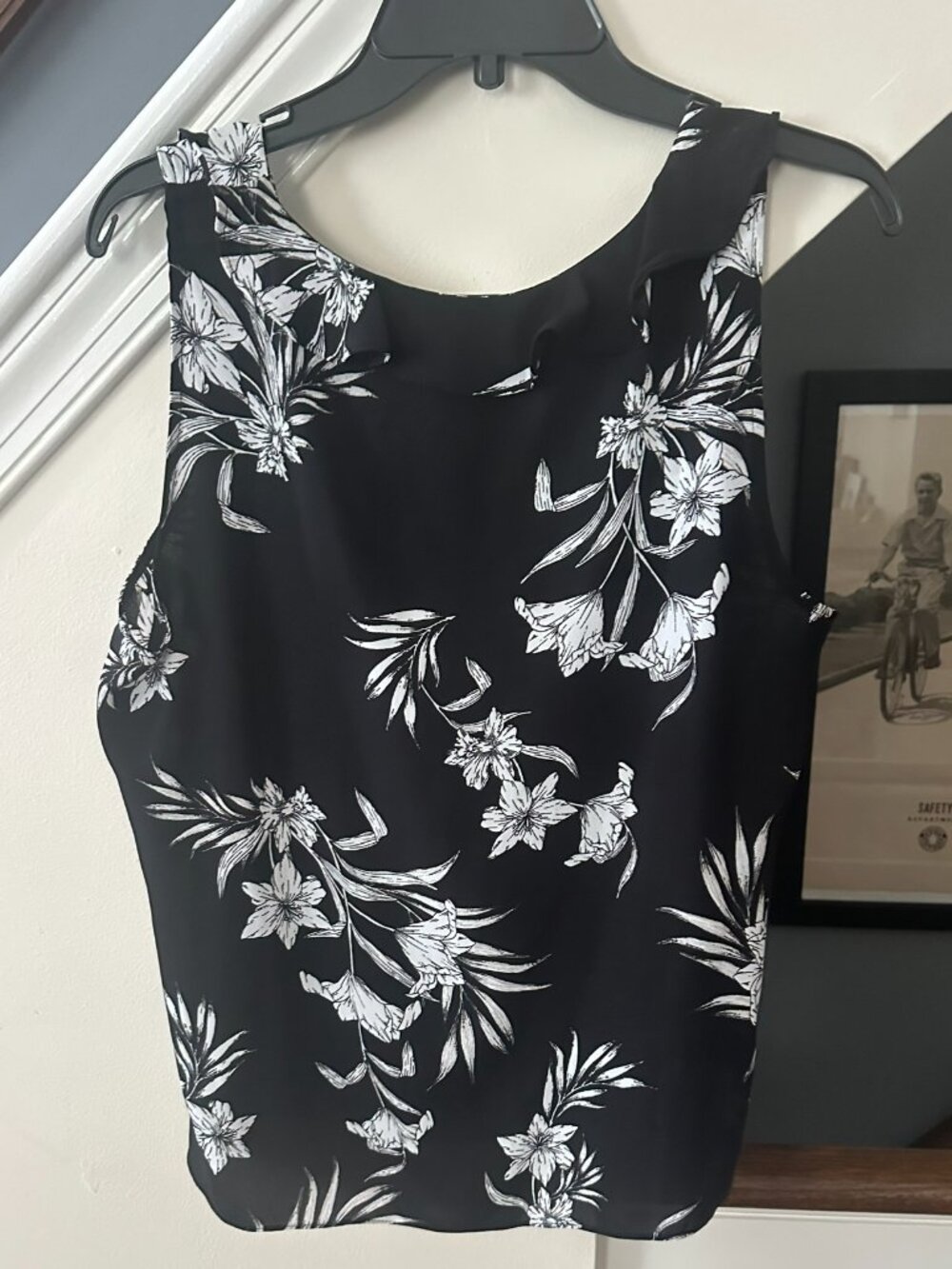 White House Black Market Sleeveless Floral Top – Size L – NWT - Picture 2 of 2